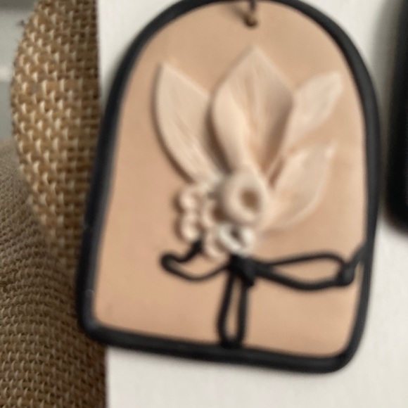 NWT! Trendy chic earrings - Picture 3 of 4